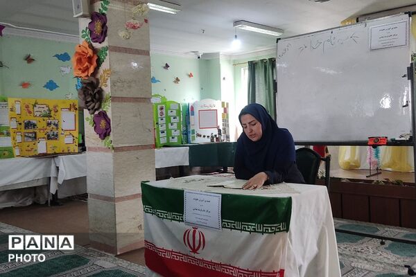 جلسه آموزش خانواده در دبستان پانزده خرداد ناحیه دو شهرری 