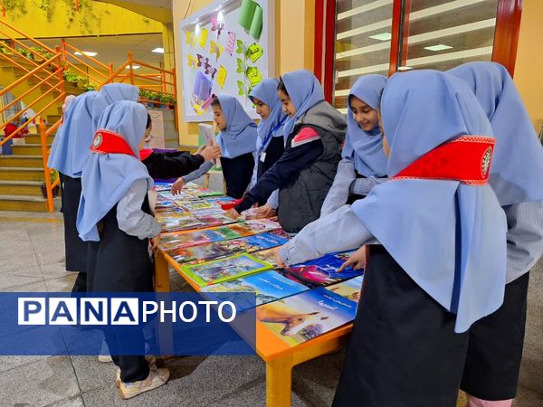 اندر احوالات هفته کتابخوانی در دبستان آرمینه مصلی نژاد 