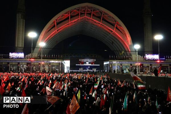 مصلی تهران در تسخیر موج همدلی؛ وداع باشکوه مردم با رهبر شهید