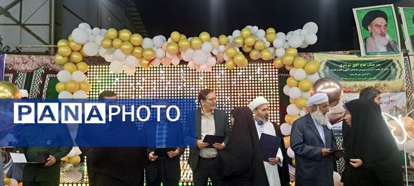 مراسم تجلیل از معلمان نمونه در شهرستان صالح آباد 