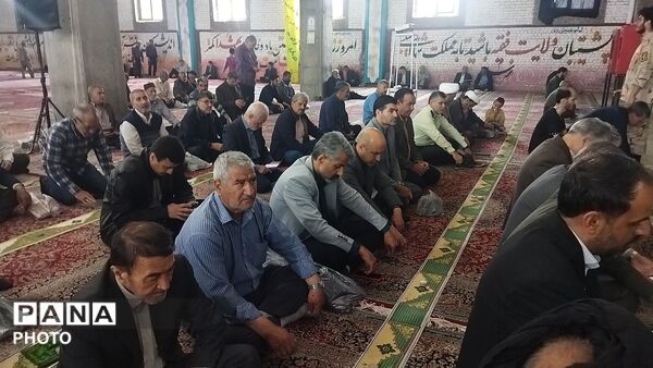 از پیر تا دانش آموز در نماز جمعه نیشابور حضور دارند-۱