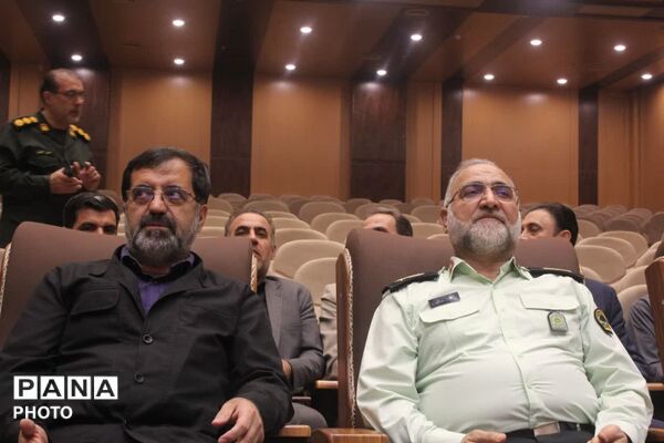 رونمایی از نخستین جلد دانشنامه دفاع مقدس استان قم