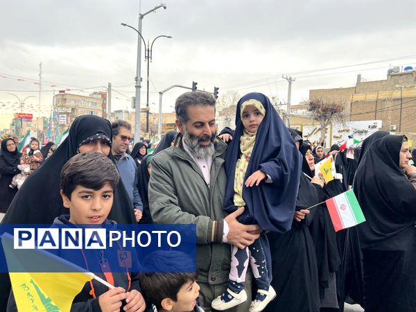 حضور پرشور مردم در راهپیمایی ۲۲ بهمن هشتگرد