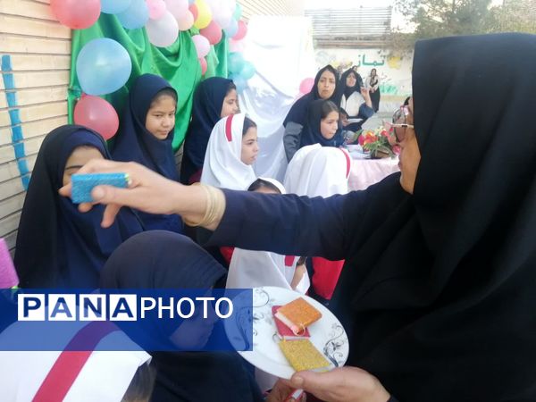 جشن ولادت حضرت زینب(س) و بزرگداشت روز پرستار در دبستان تکتم