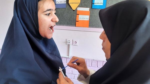 اجرای طرح وارنیش فلوراید در دبستان پنجم مهر