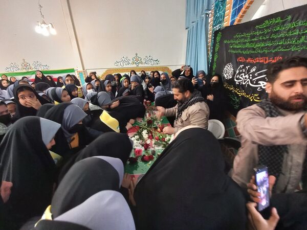 استقبال گرم دانش آموزان از پیکر شهید گمنام در دبیرستان امجدی یک ناحیه ۵ 