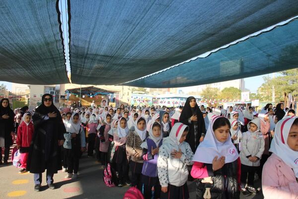 اجتماع استکبار ستیزی و رویداد پلاکاردنویسی دانش‌آموزان سمنان