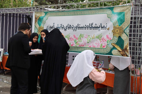 بازدید مدیر آموزش و پرورش اسلامشهر از بازارچه خیریه دبستان شاهد فاطمه زهرا(س)