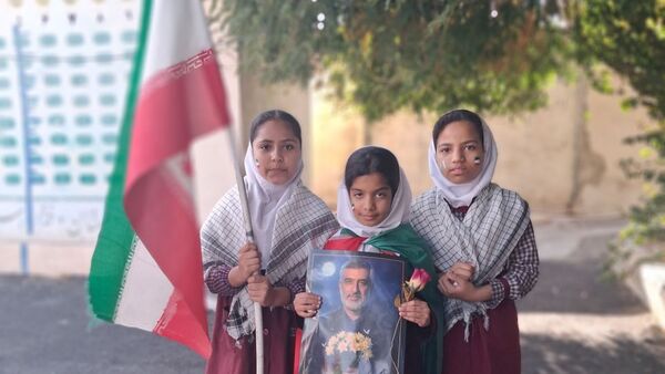 جشن باشکوه دهه فجر و پاسداشت پرچم جمهوری اسلامی در دبستان استقلال حاجی‌آباد