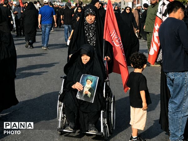 چشم‌های گریان نوجوانان در سوگ پدر امت