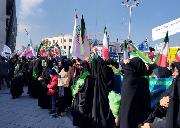 راهپیمایی ۱۳ آبان در میدان شهدا مشهد