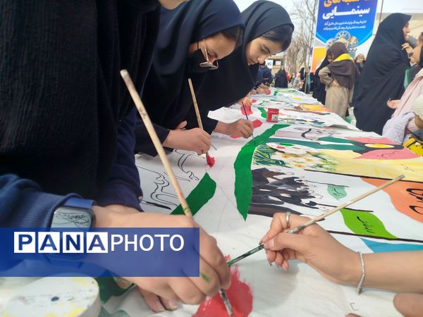 نقاشی چند متری در حاشیه راهپیمایی ۲۲ بهمن در خلیل آباد