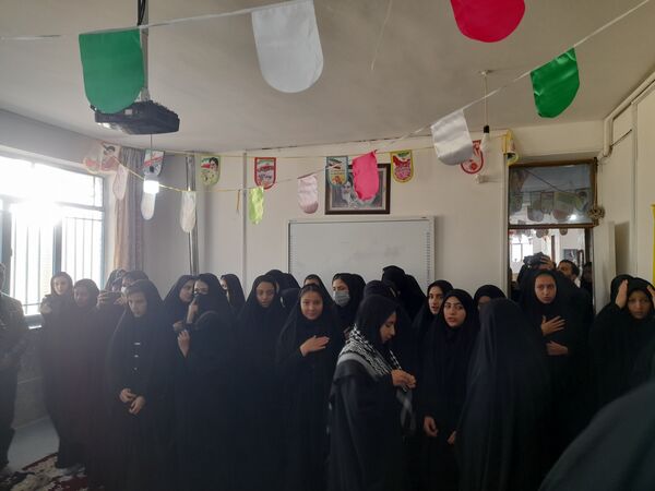 نواخته شدن زنگ گلبانگ انقلاب اسلامی در دبیرستان پگاه روستای مارکده