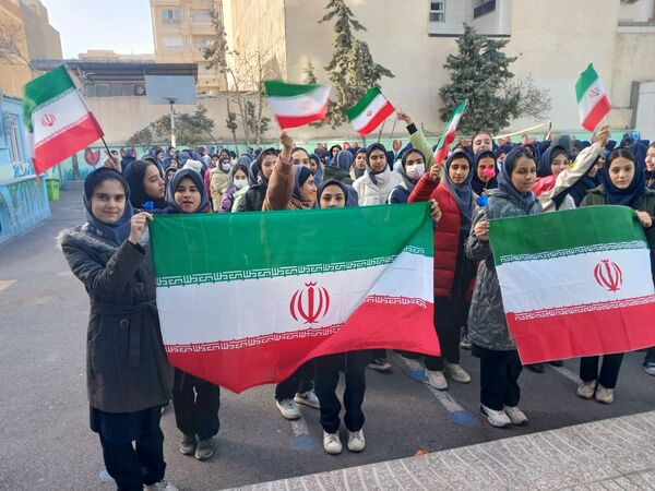 نواختن زنگ انقلاب در دبیرستان شهید محمدکاظم موسوی ناحیه ۲ کرج و شهرستان فردیس 