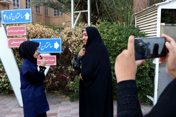 اعزام دانش‌آموزان دختر یزدی به سفر معنوی حج عمره