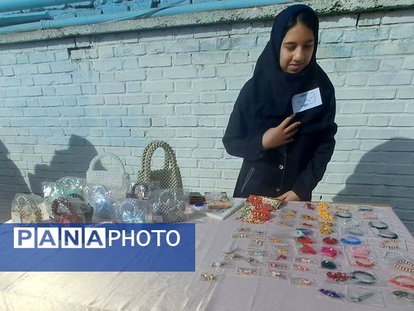 بازارچه کارآفرینی دانش آموزان در مدرسه انیس خوش قدم 