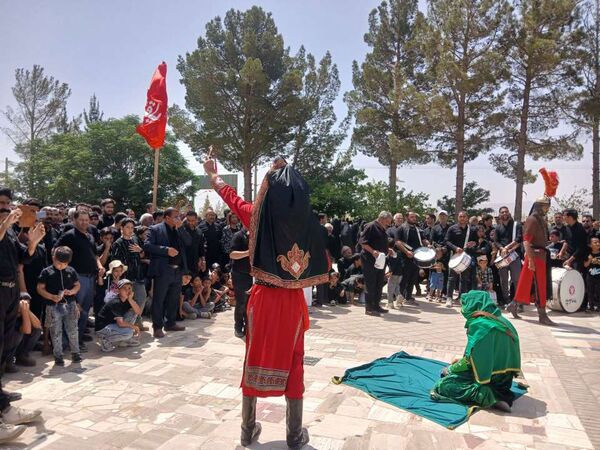 تعزیه‌خوانی اباعبدالله الحسین در روز عاشورای حسینی در روستای نقاب