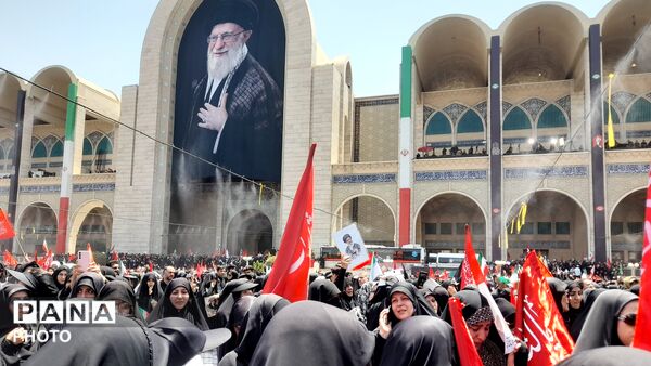  نمایشِ اقتدار در تشییعِ رهبر شهید
