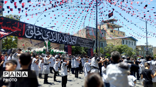 طنین نوای «یا حسین(ع)» با حرکت دسته‌های عزاداری سرابی در تویسرکان