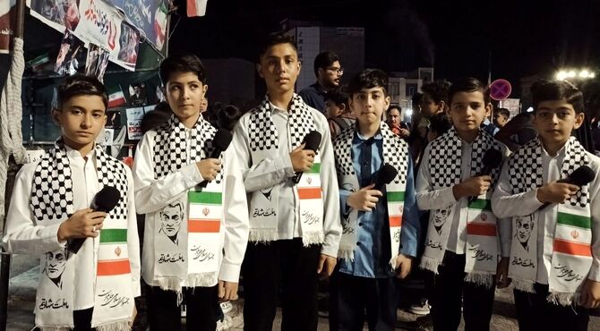 حضور دانش‌آموزان دبستان توحید در غرفه شهدای دانش‌آموز ورامین