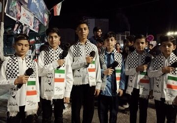 حضور دانش‌آموزان دبستان توحید در غرفه شهدای دانش‌آموز ورامین