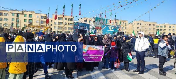 مردم غیور ملارد با حضور پرشور خود در راهپیمایی ۲۲ بهمن، ثابت کردند که همچنان پای انقلاب اسلامی ایستاده‌اند.