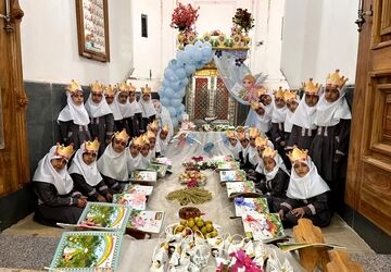 جشن آغاز قرآن خواندن نوآموزان دبستان حاج قنبر فاضلی شهرستان میبد