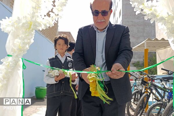 محفل انس با قرآن و برپایی نماز جماعت در مدرسه ابتدایی ایمان بجنورد