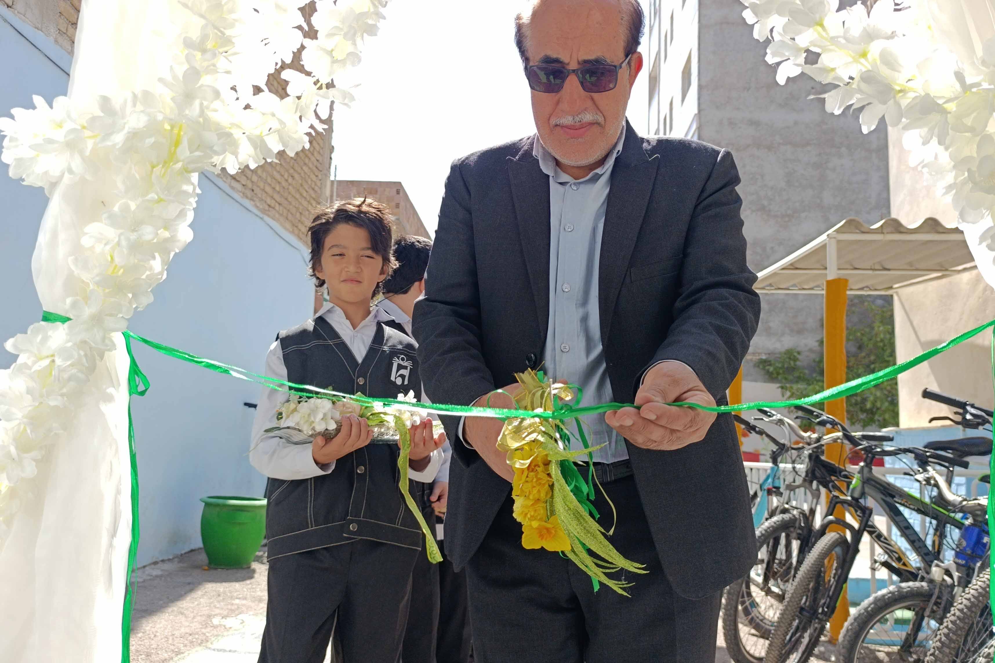 محفل انس با قرآن و برپایی نماز جماعت در مدرسه ابتدایی ایمان بجنورد