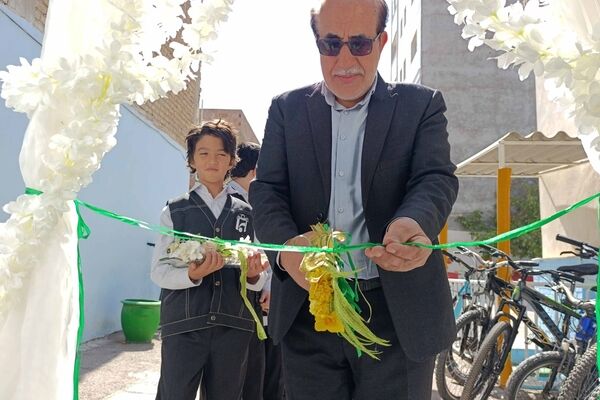 محفل انس با قرآن و برپایی نماز جماعت در مدرسه ابتدایی ایمان بجنورد