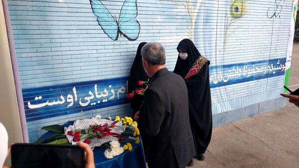 نواختن زنگ پژوهش در دبیرستان خاندان قفلی ناحیه ۷