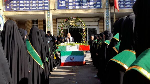 حال‌وهوای معنوی دانش‌آموزان در استقبال از پیکر شهید ۲۳ ساله در مدرسه شهید عصمت ناحیه 3 کرج 
