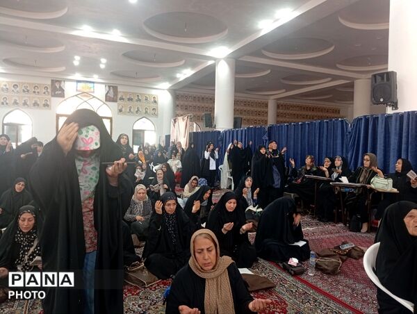 طنین دعای عرفه در مصلی نظرآباد