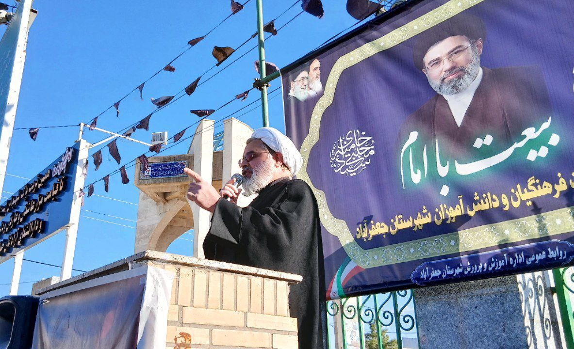 خط مقدم دانش آموزان دفاع از وحدت و انسجام ملی است