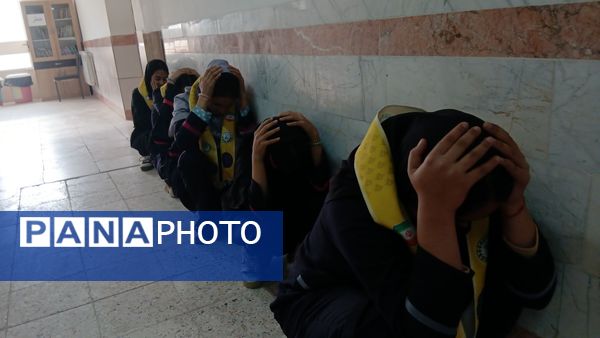 مانور زلزله  در دبیرستان حجت‌ الاسلامی نیشابور 