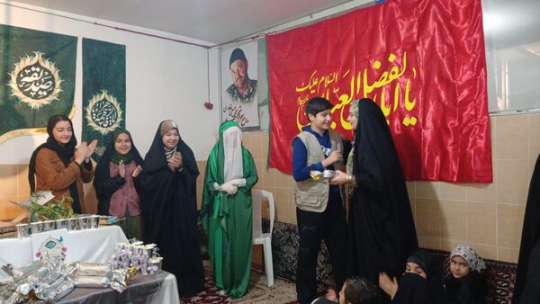 تقدیر دانش‌آموزان فعال فرهنگی‌هنری از مادرانشان با همکاری مربی در محمدشهر کرج