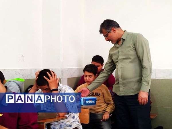 آزمون سنجش در دبیرستان میثاق 