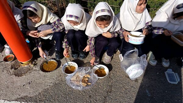 تهیه و توزیع نذری عدسی بین دانش آموزان دبستان فاطمه زهرا(س)