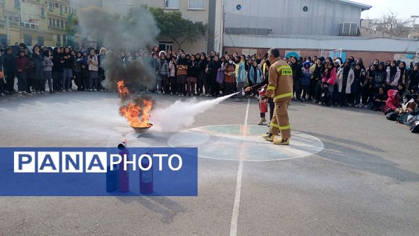 مانور زلزله و ایمنی در مدرسه هوشیار