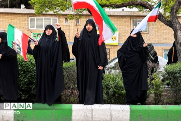 تشکیل زنجیره انسانی اطراف نیروگاه حرارتی برق مشهد
