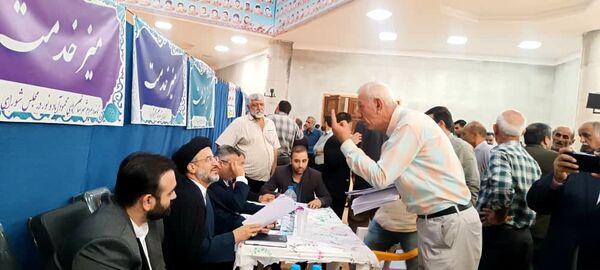 برپایی میز خدمت ادارات در مصلای نماز جمعه شهرستان محمودآباد