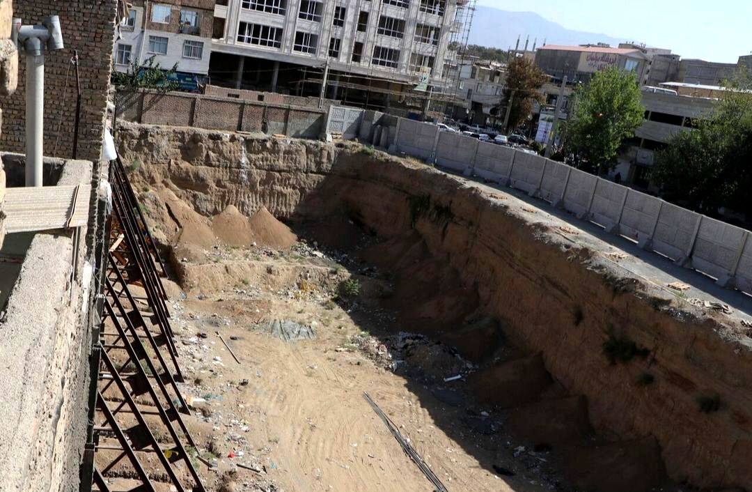گودال حصارک کرج، مردم را با خطر ریزش مساکن روبه‌رو کرده است