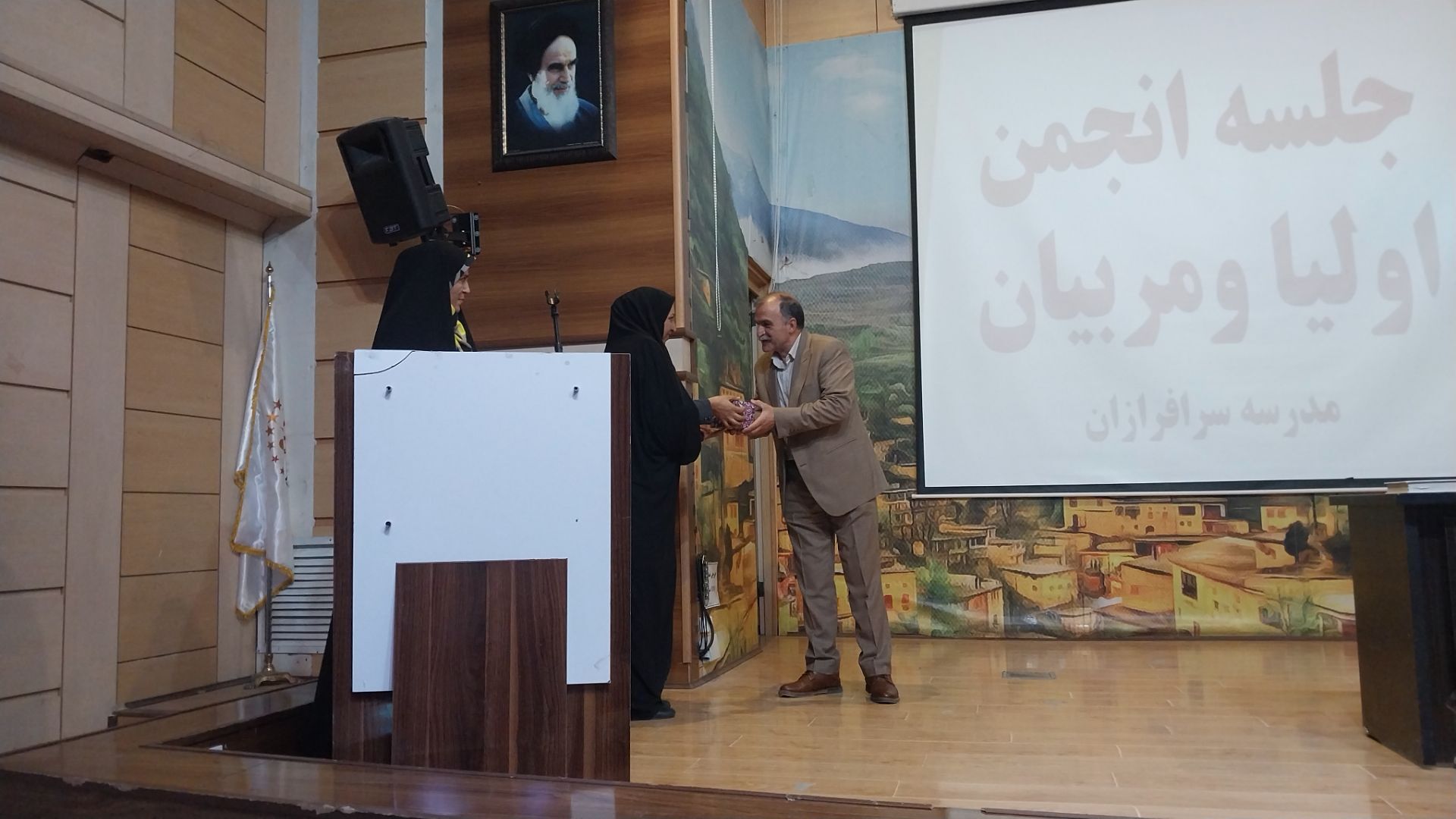 جلسه اولیا مربیان دبیرستان سرافرازان برگزار شد