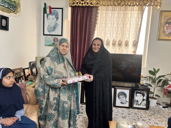 دیدار دانش‌آموزان دبستان المهدی ناحیه 2 کرج با خانواده دانش‌آموز شهید رضا پناهی