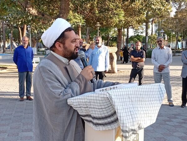 عطر افشانی و گلباران مزار شهدا توسط مسئولین کاشمر به مناسبت هفته دولت