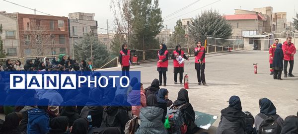 کارگاه آموزشی آشنایی با اصول ایمنی و اطفاء حریق در هنرستان آفرینش پردیس 