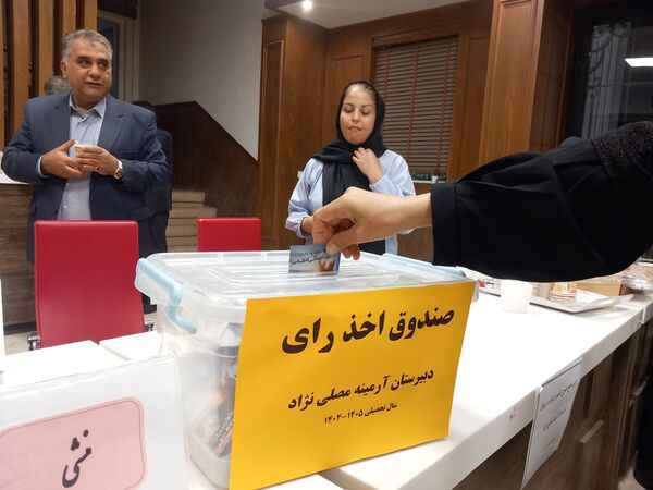 اولین مجمع عمومی انجمن اولیا ومربیان دبیرستان آرمینه مصلی نژاد ناحیه ۶