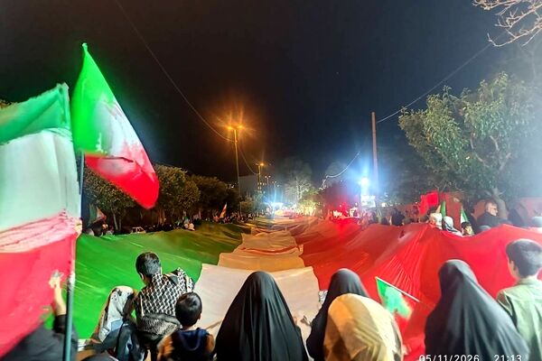 رونمایی از بزرگترین پرچم جمهوری اسلامی ایران در ابعاد هزار متر مربع 