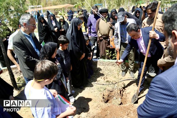 آیین کاشت 168 نهال به یاد دانش‌آموزان شهید میناب در اردوگاه 15خرداد قم