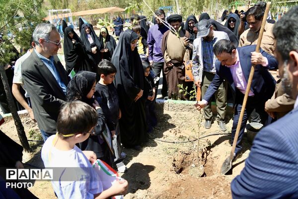 آیین کاشت 168 نهال به یاد دانش‌آموزان شهید میناب در اردوگاه 15خرداد قم